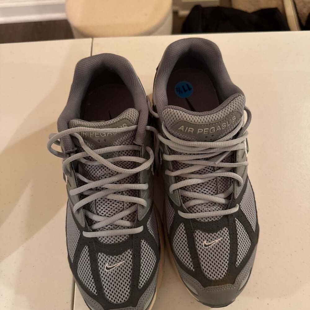 Nike V5 RNR Light Pumice Smoke Grey Running Shoes